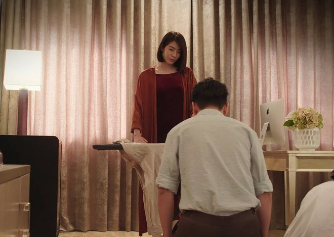 Chong cu den nha doi con lai nang tay voi vo