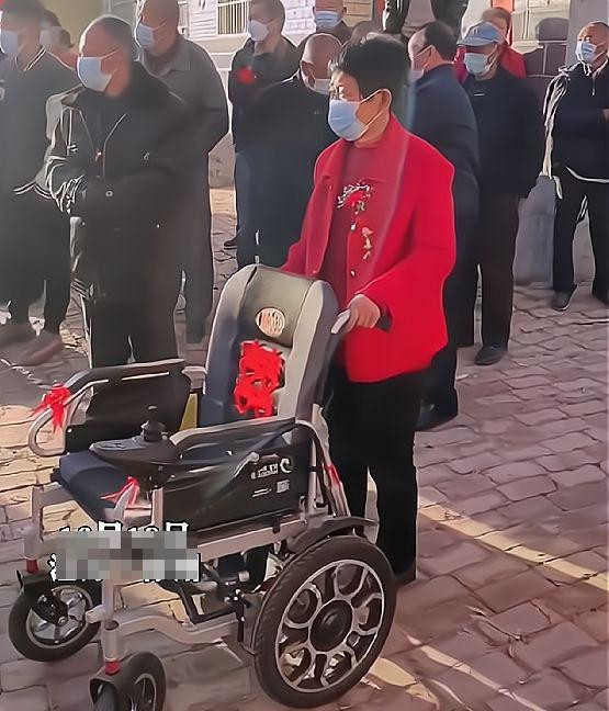 Thai do cua me chong khi con dau phai ngoi xe lan