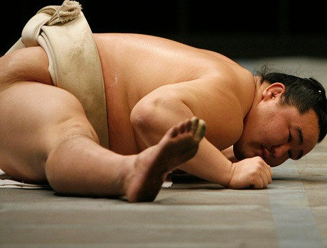 Các đấu sĩ Sumo trước khi lên tới đỉnh cao được vỗ béo để tăng cân liên tục từ khi 15 tuổi tới khi giải nghệ. Bên cạnh đó họ cũng phải luyện tập với cường độ cao các thế, miếng võ mới mong có thể hạ gục đối thủ... Ảnh Viettime Các đấu sĩ Sumo trước khi lên tới đỉnh cao được vỗ béo để tăng cân liên tục từ khi 15 tuổi tới khi giải nghệ. Bên cạnh đó họ cũng phải luyện tập với cường độ cao các thế, miếng võ mới mong có thể hạ gục đối thủ... Ảnh Viettime