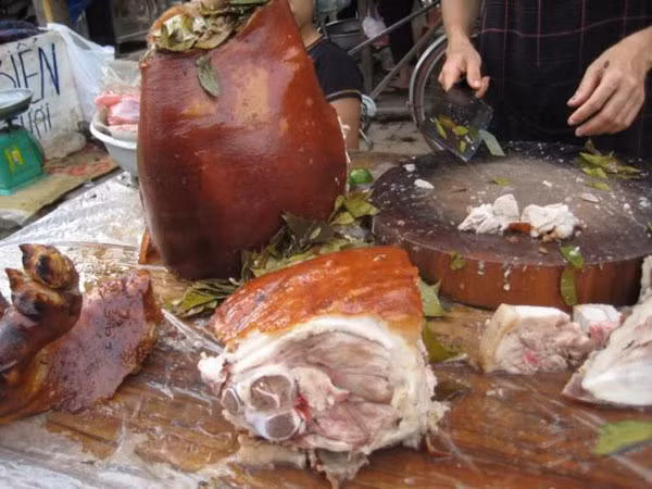 Lợn không lọc ra mà chặt cả xương.