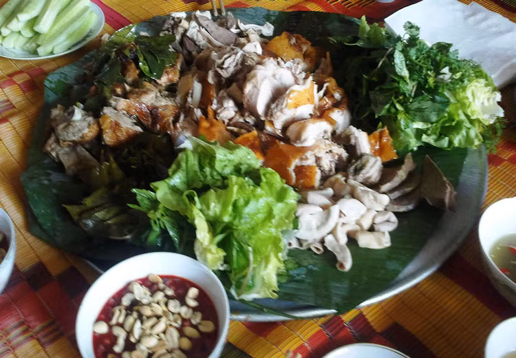 Cắn miếng thịt quay có vị ngọt của thịt chín tới, vị thơm của lá mác mật, vị ngậy của thịt nướng, miếng thịt được tẩm ướp đậm đà, ăn một lần sẽ nhớ mãi.