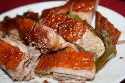 Đĩa thịt quay vàng ruộm ngon lành, làm cho người thấy phải thèm vì lớp da phồng giòn, lớp nạc trắng hồng, lớp mỡ mỏng mầu ngà, tất cả dậy lên mùi thơm của lá mác mật, mật ong, húng lìu...