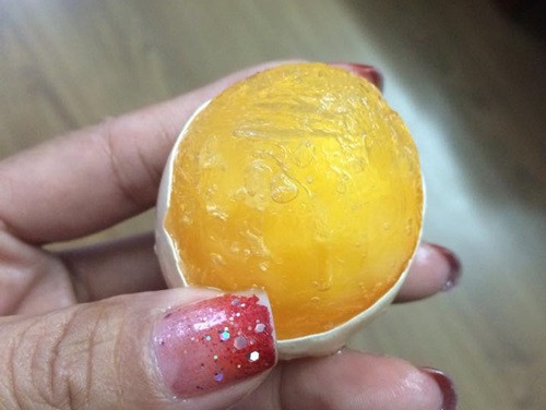 Cận cảnh quả trứng gà bất thường chị Mai Hung mua phải.