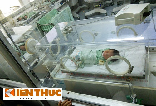 Hiện cháu bé đang khỏe lên khá nhanh, dự kiến chiều 1/12 cháu và mẹ sẽ được gặp nhau.