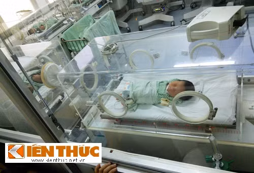 Hiện cháu bé đang khỏe lên khá nhanh, dự kiến chiều 1/12 cháu và mẹ sẽ được gặp nhau.