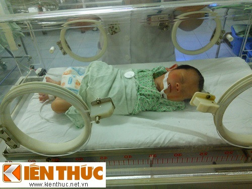 Con trai sản phụ Chinh nặng 2,4kg, hiện đang nằm ở khoa sơ sinh để bác sĩ chăm sóc.