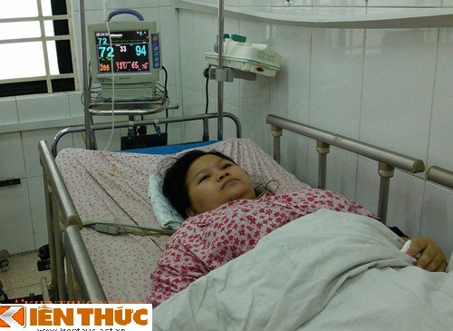 Các bác sĩ đã phải thực hiện cấp cứu mổ đẻ cho chị Chinh ngay tại phòng đẻ mà không thể chuyển sang phòng mổ vì tình trạng quá nguy cấp.