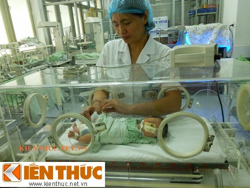 Theo ông Nguyễn Duy Ánh, Giám đốc Bệnh viện Phụ sản Hà Nội cả cuộc mổ cấp cứu cho sản phụ diễn ra chỉ trong 20 phút ngay tại phòng đẻ, các bác sĩ phải tận dụng từng giây quý giá vì tính mạng của sản phụ và cháu bé đều ngàn cân treo sợi tóc.