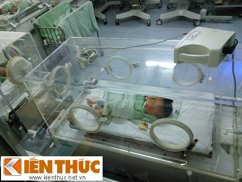 Cháu bé khi được đưa ra khỏi bụng mẹ đã bắt đầu tím tái nhưng khi các bác sĩ cấp cứu và chăm sóc sau 5 ngày cháu đã có thể tự thở, không cần thở oxi.