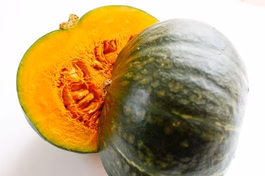 Bí đỏ hoặc bí đỏ non cũng là loại rau củ lý tưởng đặc biệt cho bé thích ăn ngọt.