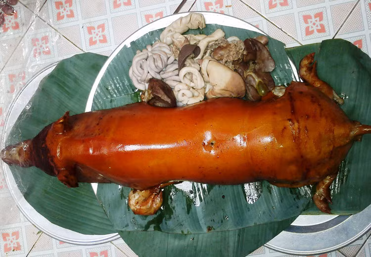 Lợn được chặt cả xương ăn kèm muối hạt dổi và lá mắc mật.