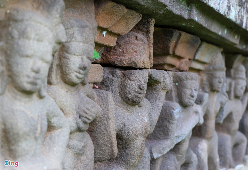 br/> Trên phần chân tháp, nhiều hoa văn hình người nhảy múa được điêu khắc đặc sắc, độc đáo. Tuy nhiên, trải qua thời gian, những bức họa bị hư hỏng, nứt gãy.