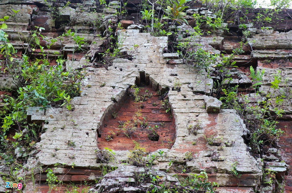 br/> Trải qua thời gian, nhiều vị trí tại tháp Chăm Chiên Đàn bị xuống cấp nhưng khu trung tâm vẫn còn dáng dấp đặc trưng của văn hóa Chăm. Trên thân các tháp không có hoa văn trang trí. Mỗi tháp có 3 cửa giả và một cửa ra vào, phía trên có vòm uốn cong và nhọn lên thành hình lá bồ đề.