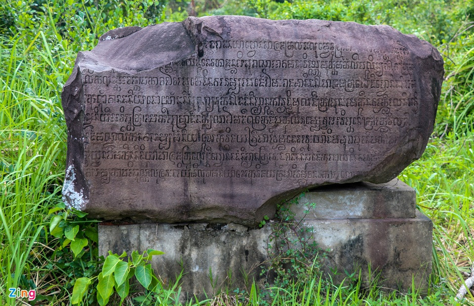br/> Tấm bia lớn được các nhà khảo cổ khai quật vào năm 1997. Trên tấm bia có khắc 8 dòng chữ Sanskrit. Tuy nhiên, đến nay các nhà khoa học vẫn chưa giải mã được những dòng chữ này.