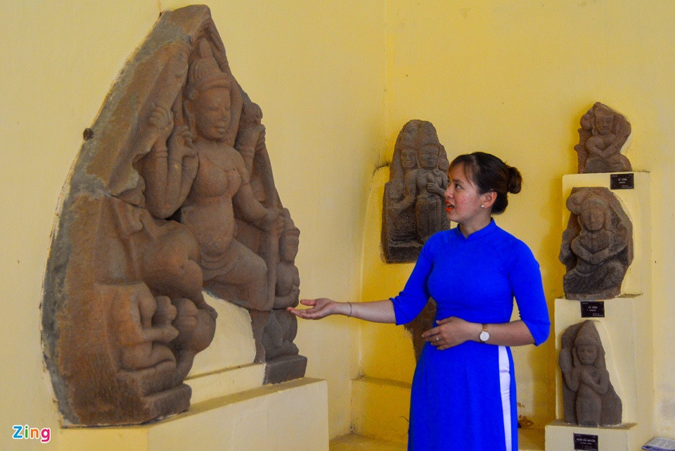 br/> Bên trong tháp hiện nay trưng bày hàng trăm hiện vật gồm các bức tượng mang đặc trưng văn hóa Chăm.