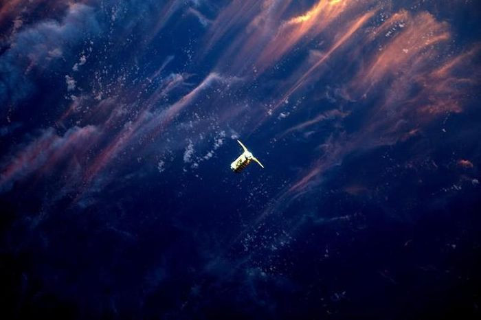 Tàu vũ trụ Cygnus của Orbital ATK khi tiếp cận Trạm Vũ trụ quốc tế, ngày 22/4/2017. (Ảnh: NASA/ESA)