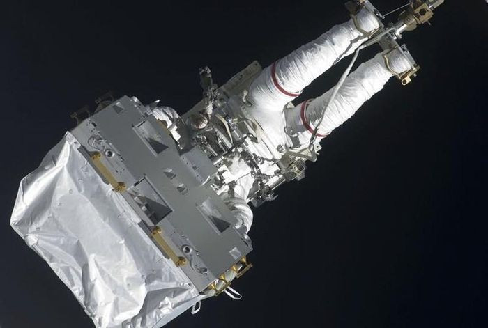 Phi hành gia Dave Wolf vận chuyển thiết bị tới Bệ chứa bên ngoài của trạm để lưu trữ lâu dài vào ngày 20/7/2009. (Ảnh: REUTERS/NASA)