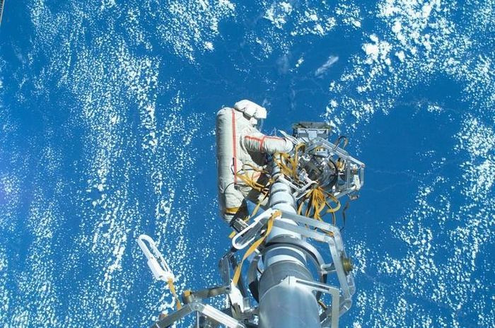 Một nhà du hành vũ trụ người Nga thực hiện nhiệm vụ trong không gian mở bên ngoài Trạm Vũ trụ quốc tế vào ngày 24/8/2012. (Ảnh: REUTERS/Roscosmos)
