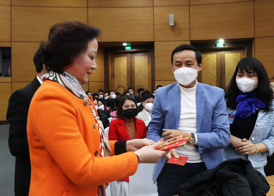 Bộ trưởng Nội vụ Phạm Thị Thanh Trà đề nghị lãnh đạo các đơn vị, toàn thể cán bộ, công chức, viên chức và người lao động của bộ bắt tay triển khai công việc ngay từ những ngày đầu năm mới, phấn đấu hoàn thành xuất sắc nhiệm vụ được giao. Bộ trưởng yêu cầu toàn thể lãnh đạo bộ, công chức, viên chức, người lao động các đơn vị cần quyết tâm, kỷ cương, kỷ luật, gương mẫu, tận tâm, tận tụy để cùng nhau đoàn kết, phấn đấu hoàn thành tốt các nhiệm vụ được giao trong năm 2022.