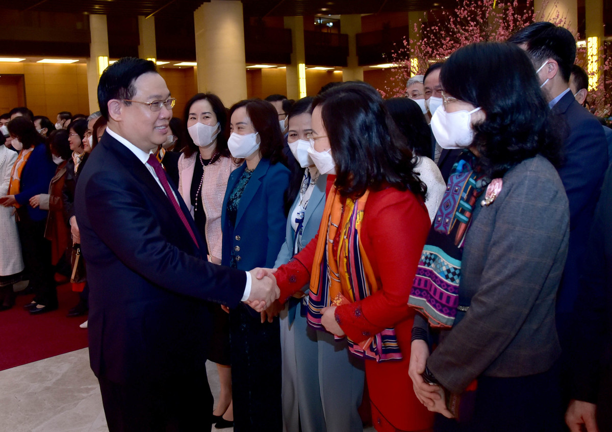 Chủ tịch Quốc hội Vương Đình Huệ nhấn mạnh, năm 2022 có ý nghĩa hết sức quan trọng, còn rất nhiều công việc ở phía trước. Chúng ta có quyền tự hào nhưng không được phép chủ quan, thỏa mãn với những gì đã đạt được. Chúng ta phải chuẩn bị tâm thế biến những điều bất thường trở thành bình thường để đáp ứng yêu cầu cuộc sống như trong năm 2021. Trách nhiệm của Quốc hội là làm sao có một hệ thống luật pháp về mặt hình thức phải đầy đủ, đồng bộ, thống nhất, công khai, minh bạch, khả thi, dễ tiếp cận.