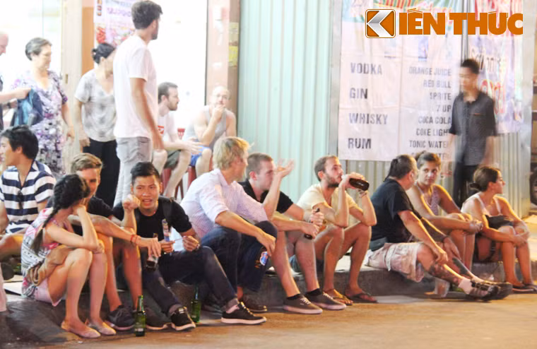 Nhiều người tỏ ra thích thú với hiện trạng này, cho rằng điều đó tạo ra nét đặc trưng của khu phố Tây ở TP HCM...