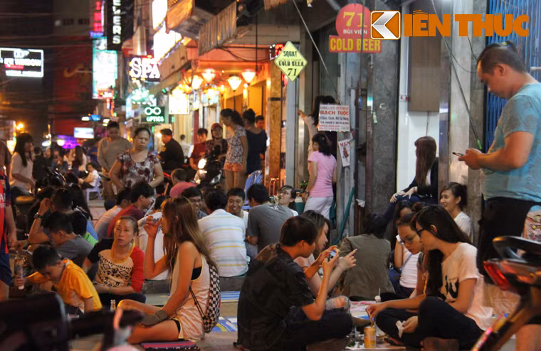 Vỉa hè nhiều đoạn bị lấn chiếm toàn bộ. Khách tây, khách ta ngồi ngổn ngang.