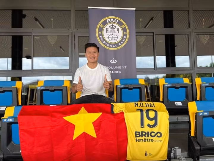 Quang Hai vuot qua kiem tra the luc tai Pau FC