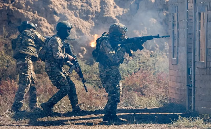 Ông cho biết sau khi hứng chịu tổn thất nặng nề vào đầu tháng 3 năm nay, quân Nga từng tạm thời ngừng tiến công, nhưng hiện tại đã khôi phục được sức chiến đấu. Họ tiếp tục bao vây thành phố từ phía tây, đồng thời mở rộng hướng tấn công về phía tây nam, hướng về Novopavlivka. Ảnh minh họa: Telegram