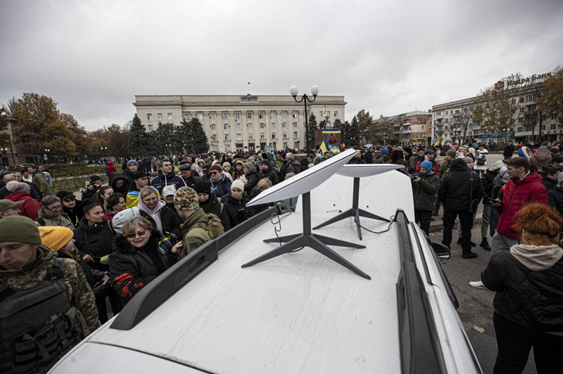 Quan trọng nhất, kiến trúc vệ tinh Starlink hoạt động ở quỹ đạo thấp, giúp nó chống nhiễu tốt hơn và cung cấp kênh liên lạc an toàn hơn so với SATCOM truyền thống. Trong khi đó, các mạng di động và liên lạc mặt đất dễ bị vô hiệu hóa hoặc phá hủy hơn. Ảnh: Anadolu Agency