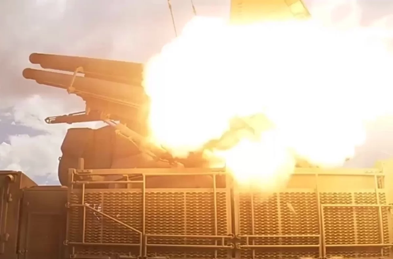 Quân Nga đã điều động Sư đoàn xe tăng số 90, đơn vị có hỏa lực mạnh nhất từ Pokrovsk xuống phía nam, đến tuyến Nadiivka – Sribne. Hai khu định cư này đã bị chiếm giữ dưới sự yểm trợ của sư đoàn này. Sau khi Lữ đoàn 114 chiếm được Andriivka, hai đơn vị này dự kiến sẽ mở rộng và làm phẳng chiến tuyến tại khu vực này. Ảnh: Bộ Quốc phòng Nga