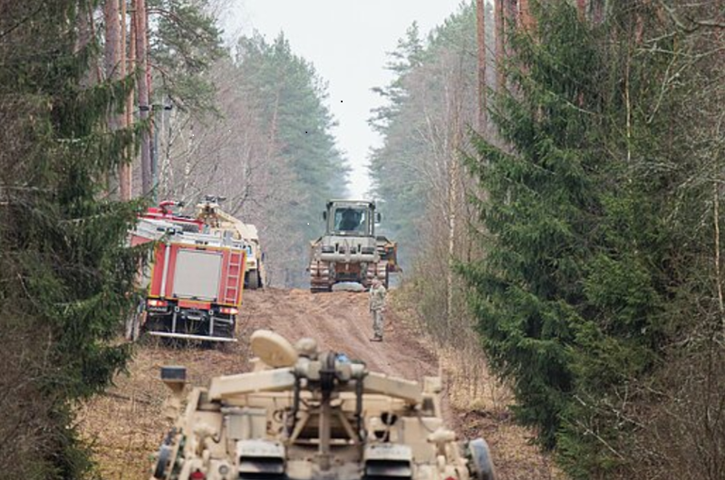 Cộng đồng quốc tế theo dõi sát sao vụ việc, bày tỏ sự chia sẻ với gia đình các binh sĩ mất tích. Lực lượng cứu hộ đang làm việc với sự hỗ trợ của máy bơm công suất lớn, radar xuyên đất và định vị dưới nước để xác định vị trí chính xác của phương tiện. Ảnh: LRT