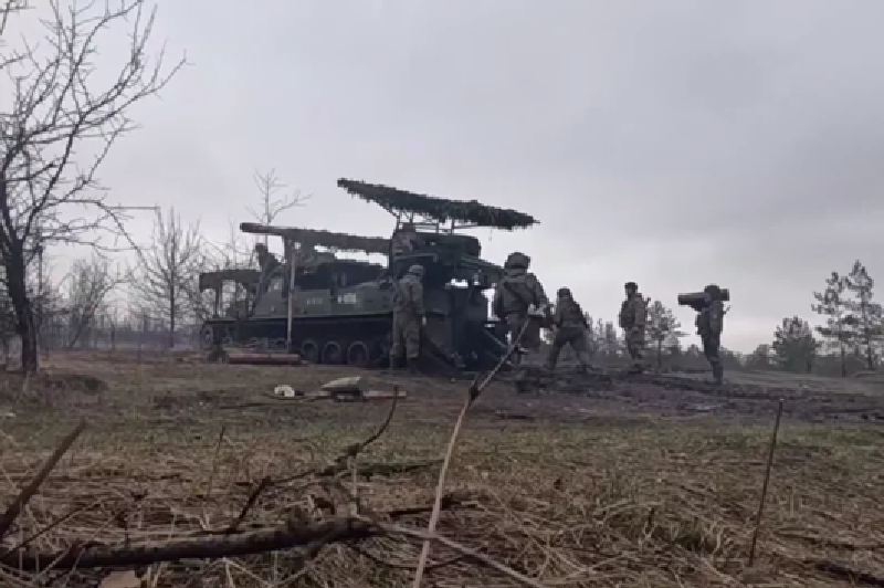 Về tổng thể, quân Nga đã hình thành một vòng vây ở bờ đông sông Oskil, bao trùm một khu vực rộng lớn từ khu đông Kupiansk đến làng Kolisnykivka, với chiều dài khoảng 16 km. Ảnh: Bộ Quốc phòng Nga 