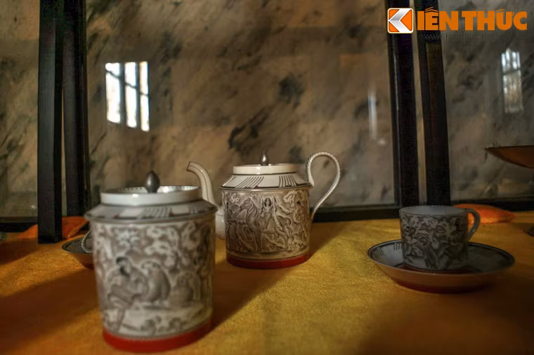 Bộ đồ trà sản xuất ở Pháp vua Khải Định đặt mua năm 1923.