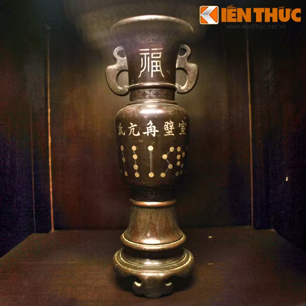 Bình hoa bằng đồng khảm tam khí, quà tặng vua Khải Định dịp lễ Tứ tuần đại khánh năm 1924.