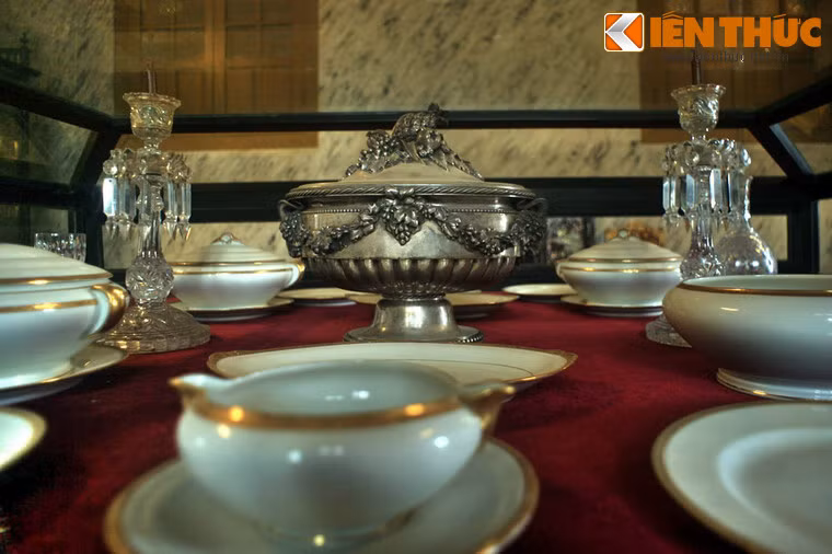 Bộ đồ ăn tiệc vua Khải Định đặt mua ở Pháp để dùng trong dịp lễ Tứ tuần đại khánh năm 1924, gồm đố ăn bằng sứ Sailly của lò La Châtre, đồ uống rượu bằng pha lê của lò Baccarat.