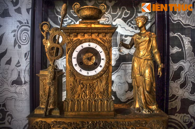 Chiếc đồng hồ do Toàn quyền Beau tặng cho vua Khải Định nhân dịp lễ Tứ tuần đại khánh năm 1924.