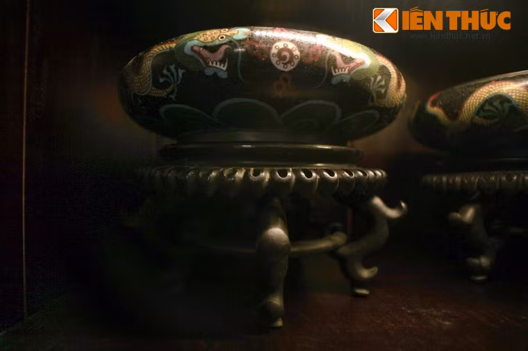 Chậu bonsai bằng sứ Cảnh Thái Lam của Trung Quốc, một món quả tặng vua Khải Định dịp lễ Tứ tuần đại khánh năm 1924.