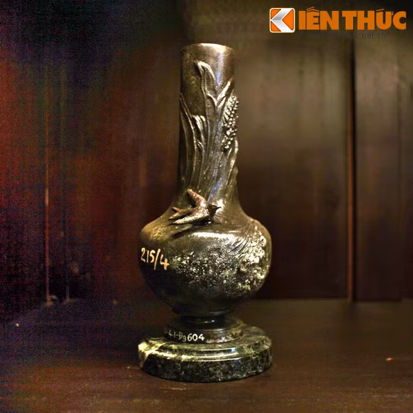 Bình hoa bằng hợp kim - đá của Pháp trong bộ sưu tập bình hoa của vua Khải Định.