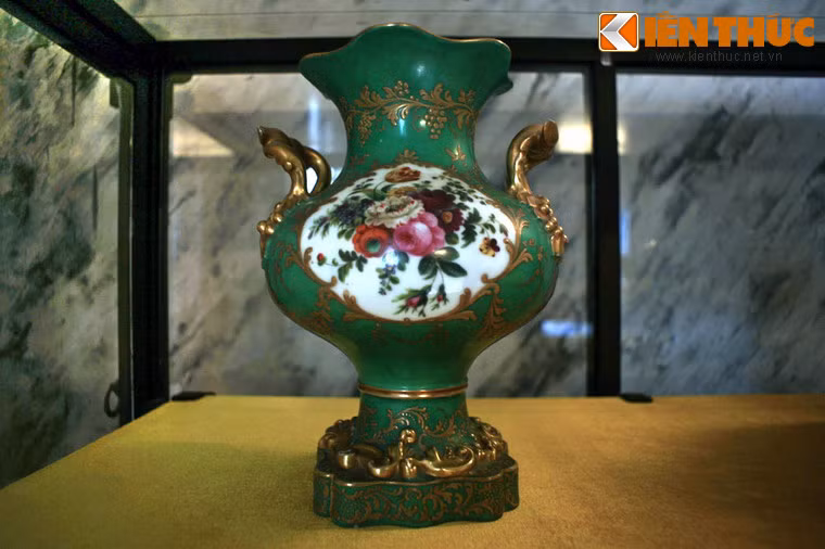 Bình hoa niên đại thế kỷ 19 vua Khải Định mua ở Pháp.