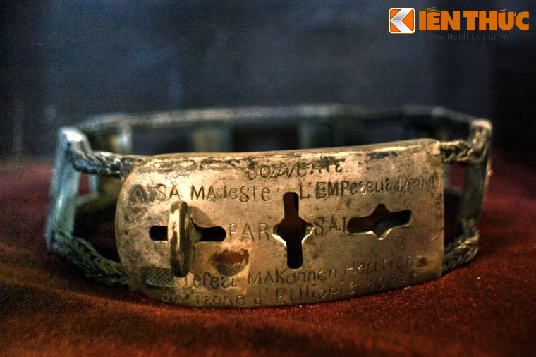 Thắt lưng bằng bạc do vua Ethiopia tặng vua Khải Định năm 1922.