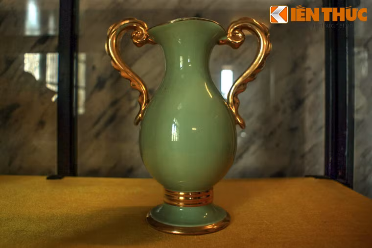Một chiếc bình hoa vua Khải Định đặt mua ở Pháp.
