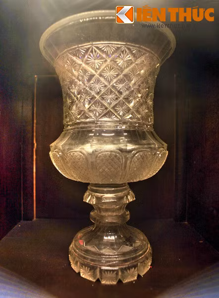 Xô ướp lạnh đồ uống bằng pha lê của lo Baccarat nổi tiếng thế giới do vua Khải Định đặt mua ở Pháp để sùng trong dịp lễ Tứ tuần đại khánh năm 1924.