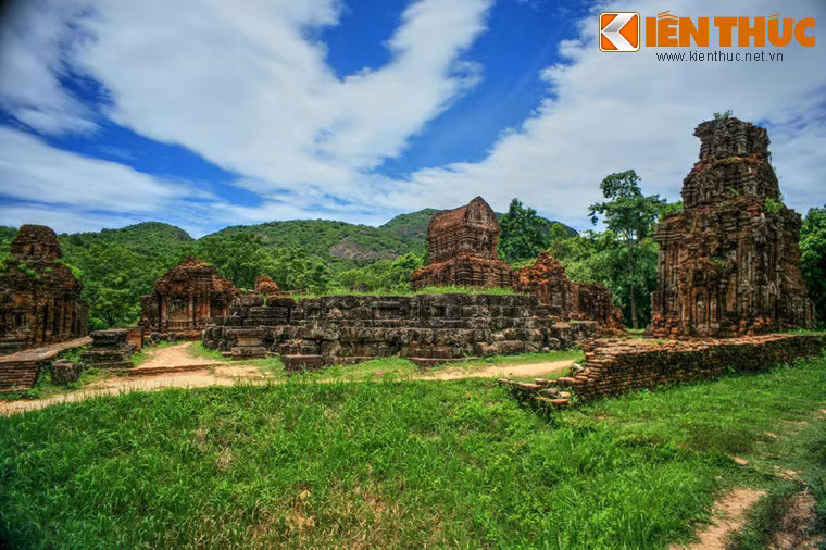 2. Nằm ở xã Duy Phú, huyện Duy Xuyên, tỉnh Quảng Nam, thánh địa Mỹ Sơn bao gồm nhiều đền đài nằm trong một thung lũng đường kính khoảng 2 km, là khu di tích có quy mô đồ sộ nhất của vương quốc Chăm Pa còn được lưu giữ ở Việt Nam.