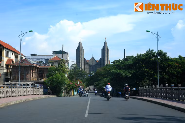 Nhà thờ Chính tòa Phủ Cam (phường Phước Vĩnh, thành phố Huế) là một trong những nhà thờ to lớn, nổi tiếng và lâu đời nhất tại Huế.