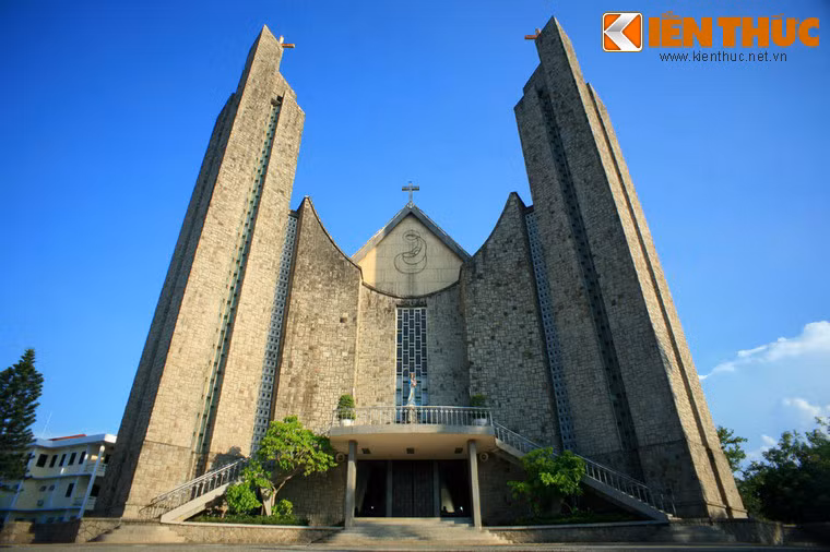 Nhà thờ có lịch sử từ năm 1682, khi đó được dựng bằng tranh tre. Đến đầu thế kỷ 20, nhà thờ đã trở thành một công trình bằng đá chắc chắn.