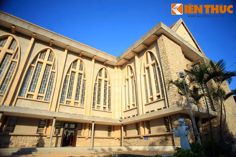 Nhà thờ có mặt bằng xây dựng mang dạng thánh giá, đầu hướng về phía Nam đuôi hướng Bắc. Nhà thờ có kết cấu theo kỹ thuật xây dựng hiện đại nhưng phần trang trí vẫn theo nghệ thuật cổ điển của phương Tây.