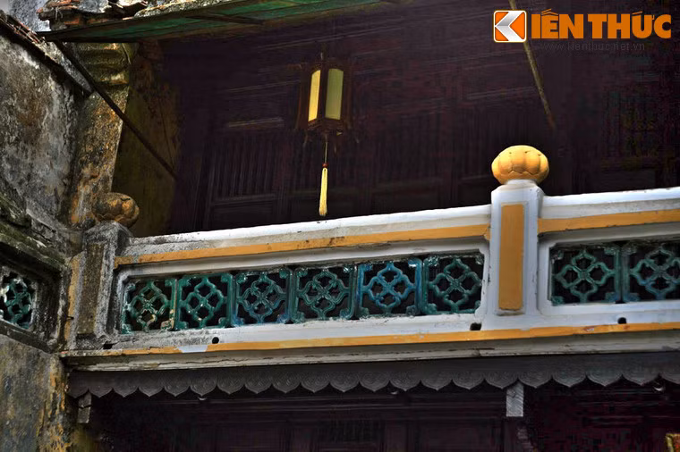 Tầng lầu của ngôi nhà có hành lang hướng ra giếng trời để đón ánh sáng và thông gió.