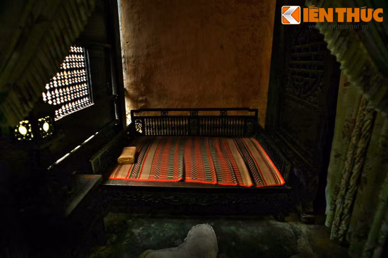 Phòng ngủ giản dị nằm liền kề giếng trời.