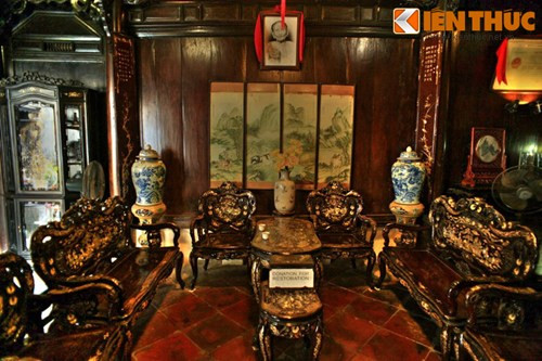 Nội thất của ngôi nhà quy tụ những đồ cổ rất giá trị, gốm các bàn ghế, tủ, sập làm bằng gỗ quý được cẩn trai, trạm trổ rất cầu kỳ, đồ gốm sứ của những lò danh tiếng...