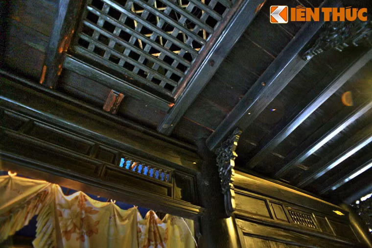 Sàn tầng 2 của ngôi nhà trổ một ô cửa thông xuống dưới, vừa tạo sự thông thoáng, vừa dùng để mở lối vận chuyển những đồ vật lớn lên trên bằng dây thừng thay vì sử dụng cầu thang.